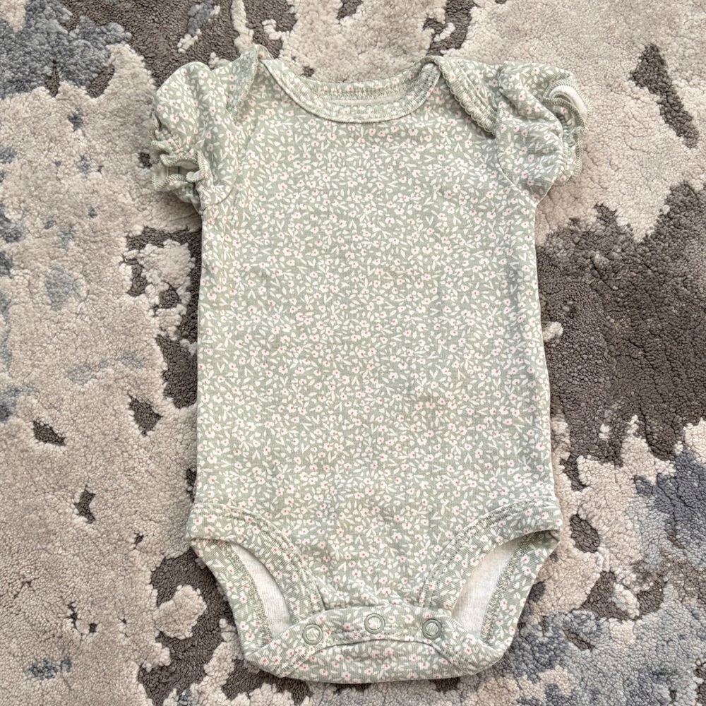 ❤️$1 Carter's Child of Mine Newborn Floral Onesie